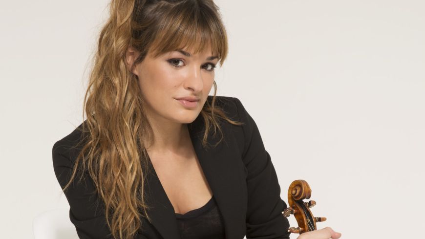 Nicola Benedetti with violin (studio)