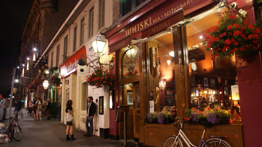 Whiski Bar on Royal Mile at night